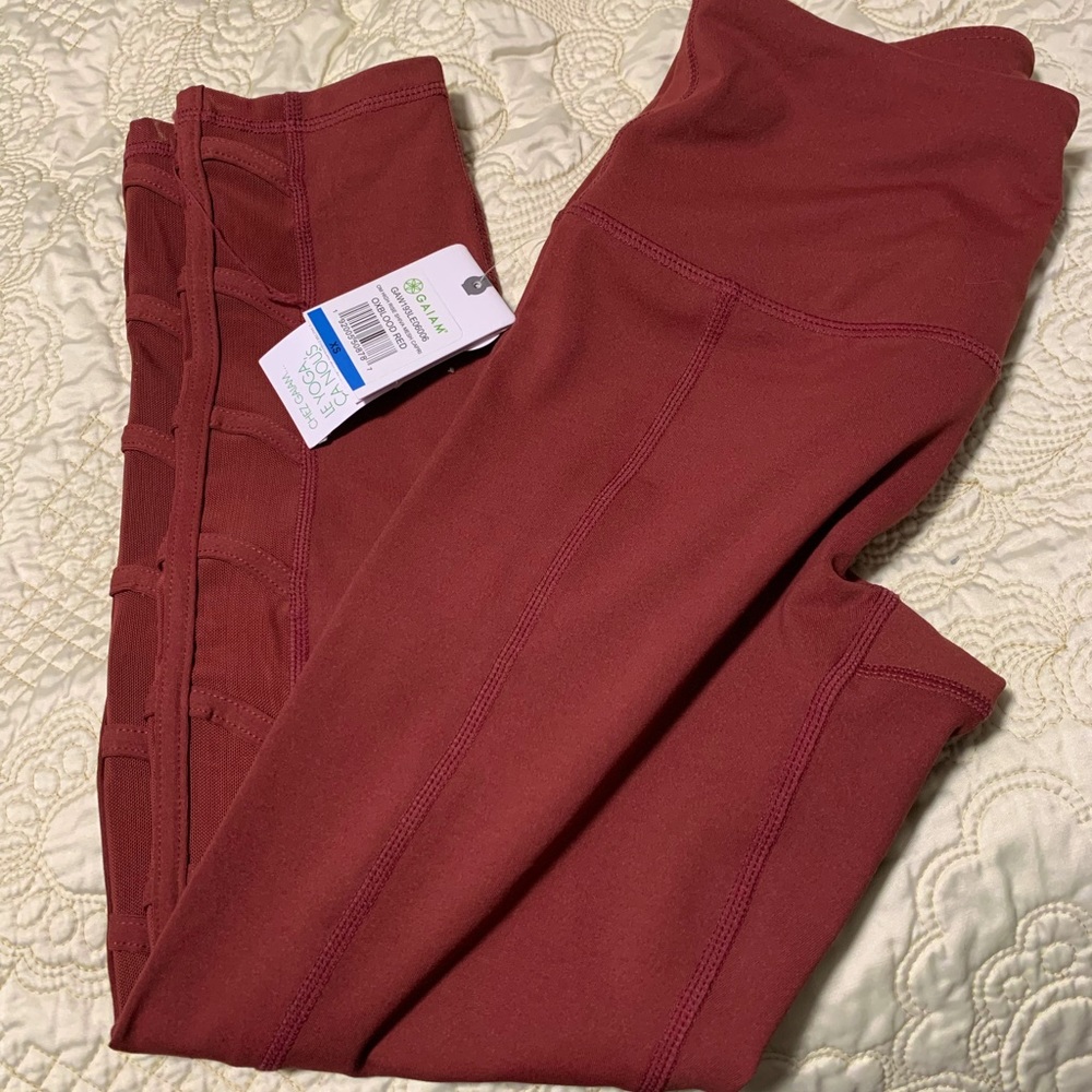 NWT Gaiam “The Om Fit” High Rise Yoga Capri in Oxblood Red, size XS